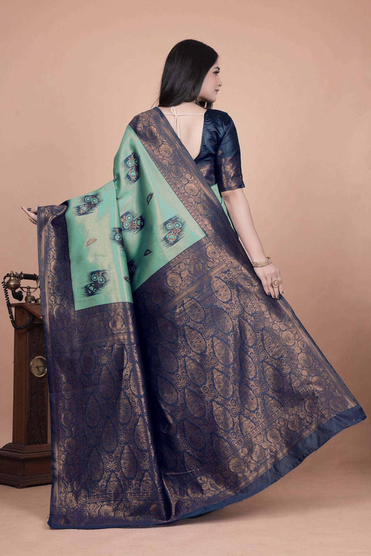 Stunning Green and Blue Silk Saree with Floral Patterns and Zari Work – Ideal for Special Occasions
