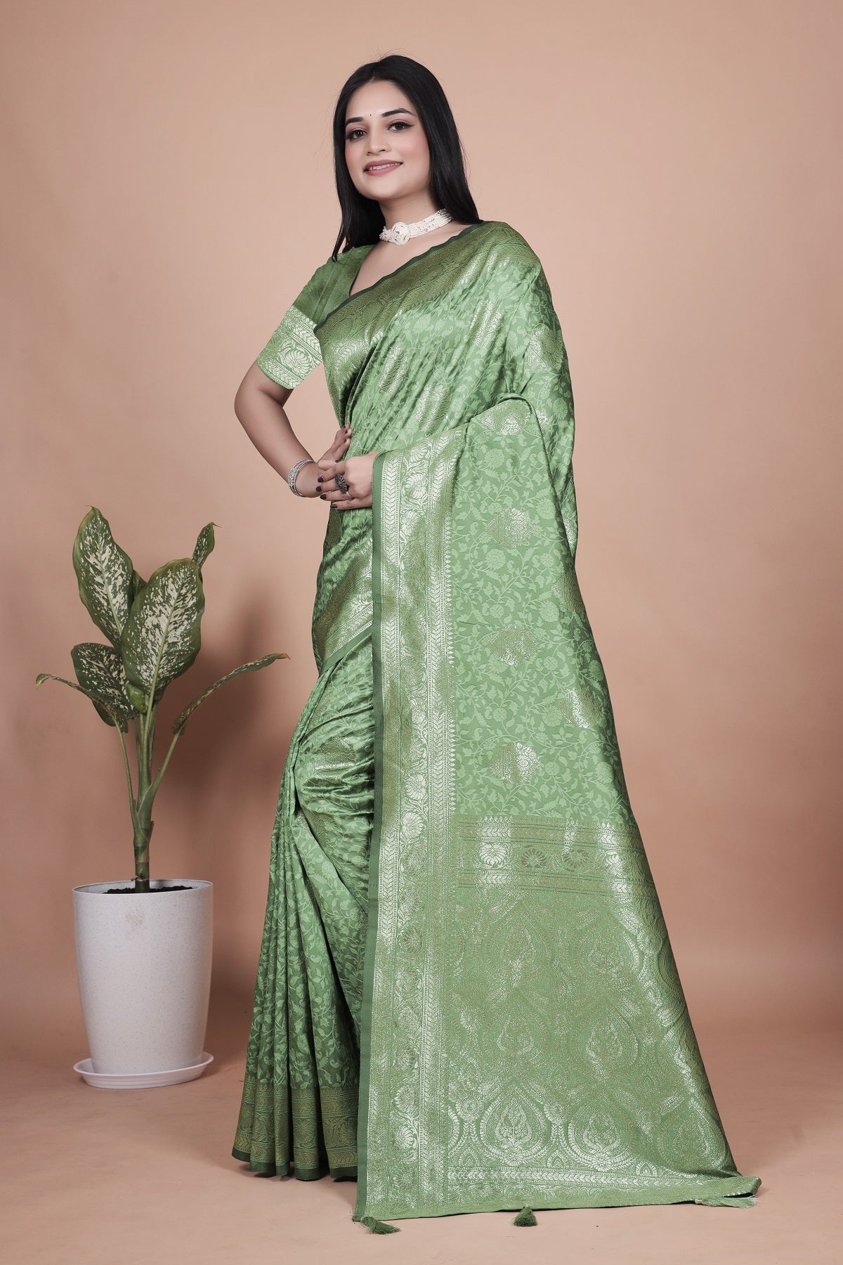 Beautiful Green Silk Saree with Rich Zari Work – Traditional Indian Wear for Women