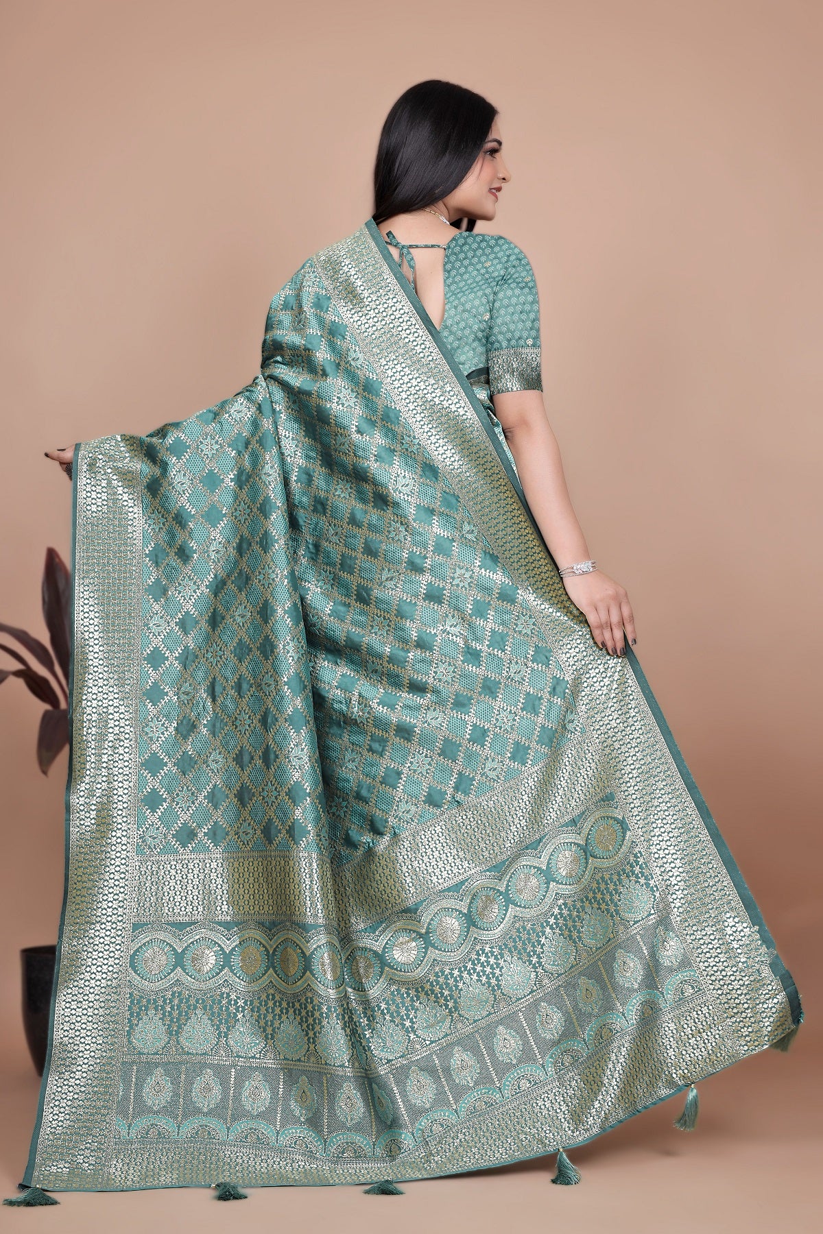 Green Banarasi Saree with Intricate Zari Work for Weddings & Festivals – Premium Silk Traditional Saree