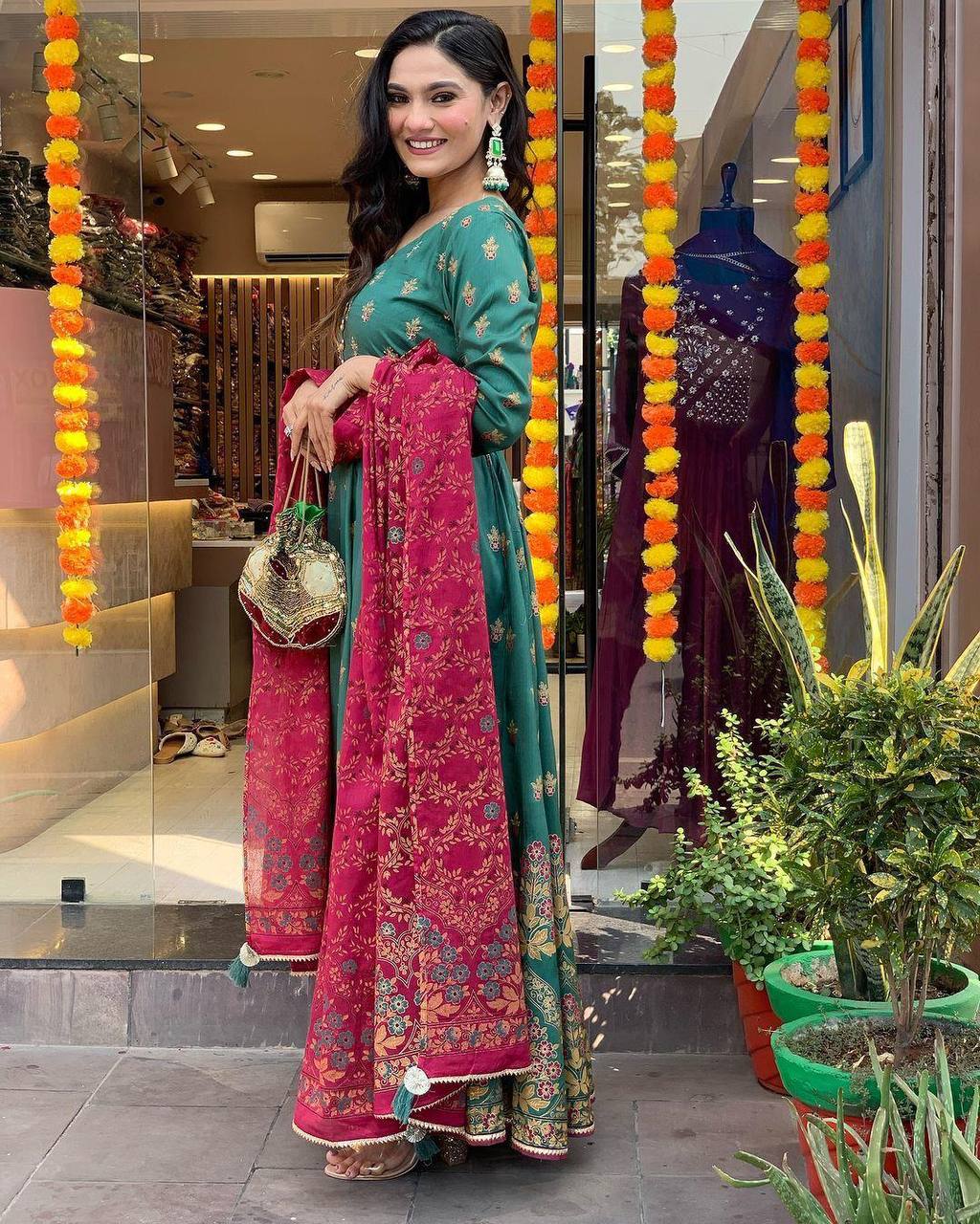Elegant Ivory Embroidered Kurta Set with Designer Jacquard Dupatta