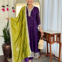 Women Purple Embroidered Kurta Set with Green Dupatta